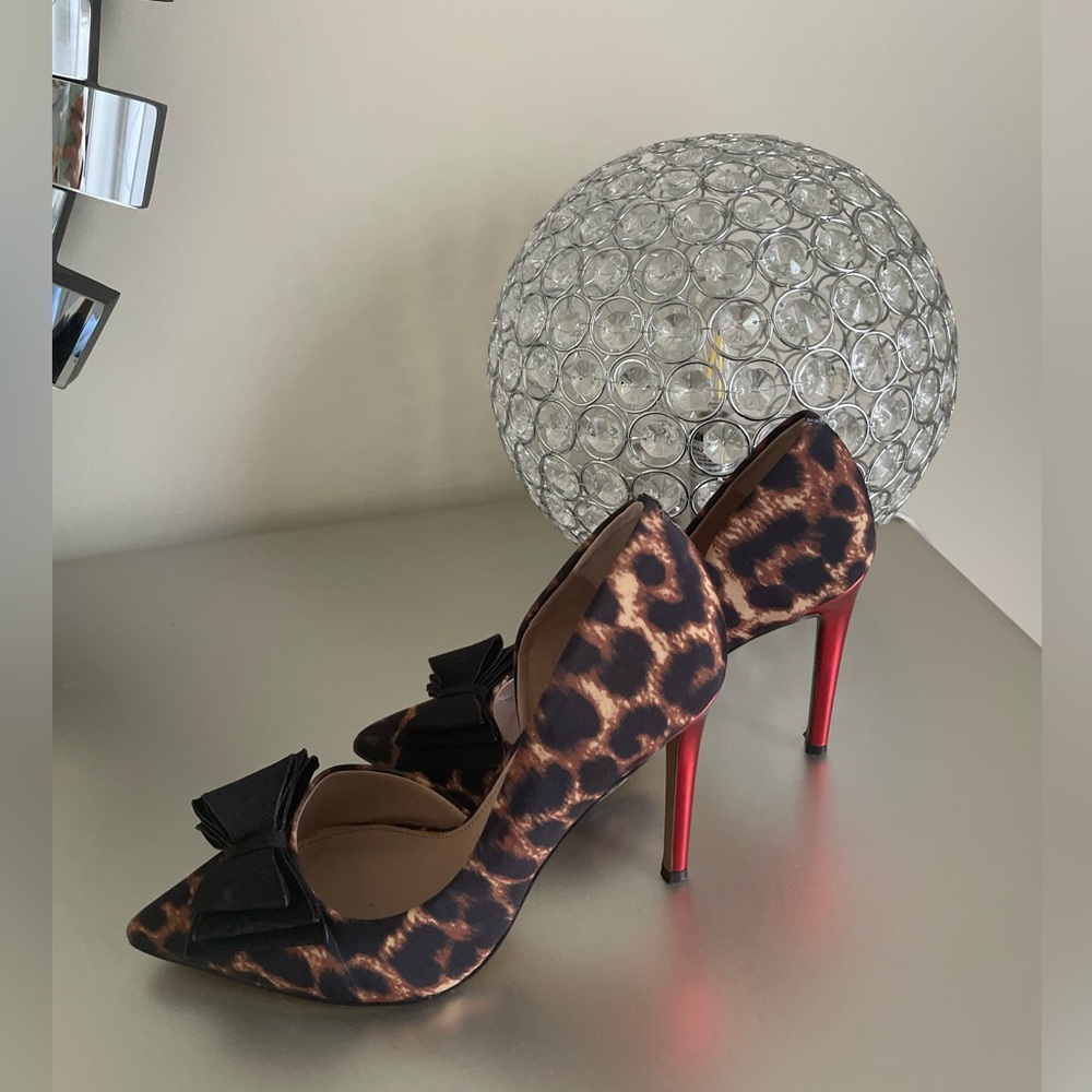 Betsey Johnson leopard heals Size: 8